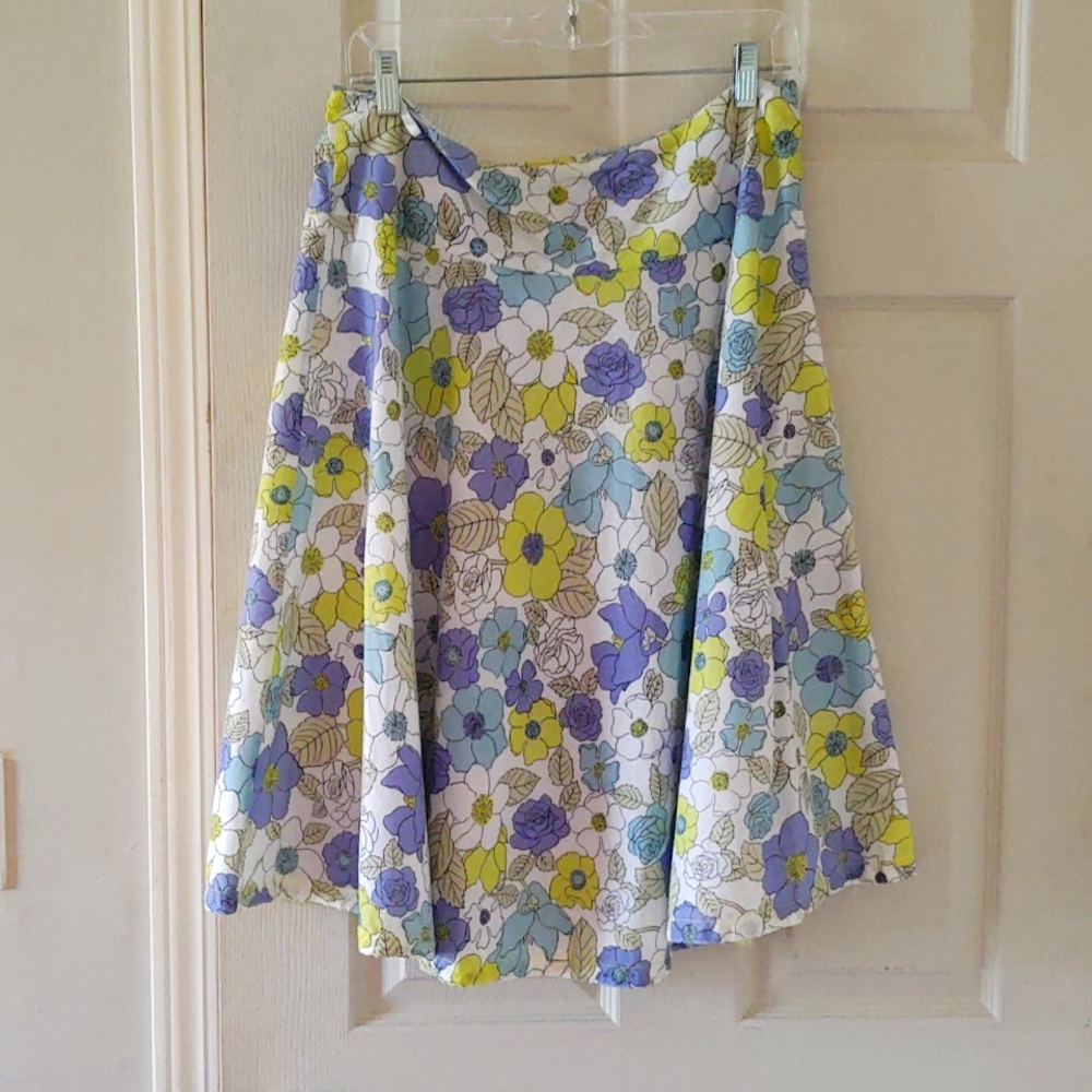 Lightweight floral circle skirt, with side zipper, and lining.